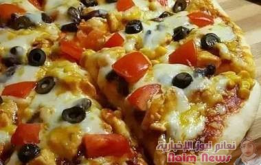 تحضير بيتزا هشة بالدجاج والفطر تضاهي المطاعم