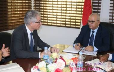 بحث وزير المياه والبيئة المهندس توفيق الشرجبي، اليوم، مع ممثل منظمة اليونيسيف في اليمن فيليب دواميل، 