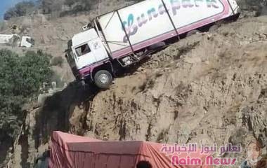 اضطر المدنيون من سكان #تعز إلى سلوك طرق جديدة بديلة بسبب الحصار، وأغلبها طرق ضيقة ووعرة وغير معبدة، ما تسبب بوقوع مئات الضحايا منهم بين وفيات وإصابات.