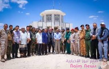 المحافظ بن الوزير يدشن وصول أول رحلة طيران من وإلى مطار عتق الدولي