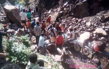 انهيار صخري جراء الامطار والسيول في "عقبة الشامر