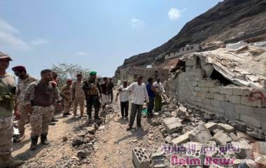 حملة لإزالة مباني عشوائية بمديرية صيرة بتوجيهات من محافظ عدن 