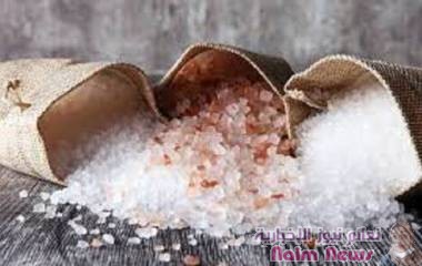 خبيرة تغذية تكشف عن خطر الملح الزائد في الطعام