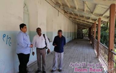 رئيس جهاز محو الأمية وتعليم الكبار يتفقد المبنى السابق لجهاز محو الأمية بالعاصمة عدن، ويشير إلى الأهمية التي يمثلها هذا الصرح التربوي العريق.