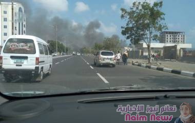 حريق هائل يلتهم مخيماً مؤقتاً للنازحين والمهاجرين في ساحل أبين بمديرية خور مكسر شرق العاصمة المؤقتة عدن