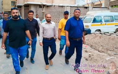 عدن .. مدير صيرة يطلع على تنفيذ مشروع مد خط تعزيزي لمياه منطقة البوميس والفرس