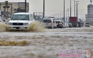 فيضانات تغمر الشوارع وتجرف السيارات في مكة المكرمة