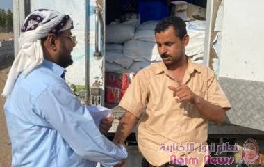 مكتب الصناعة والتجارة بمديرية دارسعد يضبط كمية من الألبان والعصائر منتهية الصلاحية