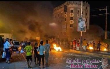 عدن.. تظاهرات شعبية غاضبة في عددًا من مديريات العاصمة عدن احتجاجًا على انقطاع الكهرباء.. 