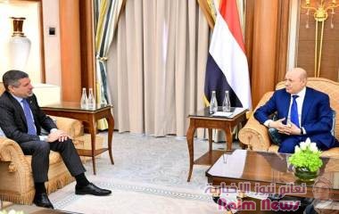 لقاء يجمع رئيس مجلس القيادة بالسفير الأمريكي