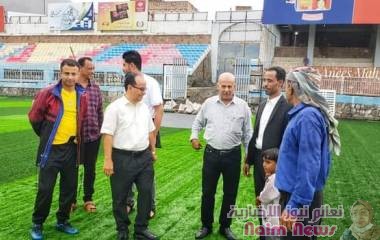 د.فؤاد فاضل يتفقد آخر الأعمال في تعشيب ملعب الشهداء بتعز