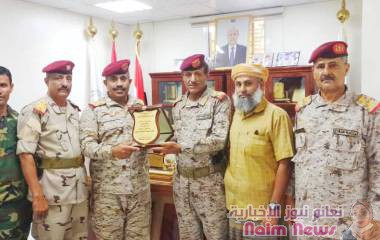 نائب رئيس هيئة الأركان العامة يكرم قائد اللواء 83 مدفعية