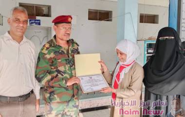 قمنا اليوم في شعبة التوجيه المعنوي بقيادة محور تعز بتكريم طالبة مدرسة نعمة رسام الموهوبة/ أسماء خليل