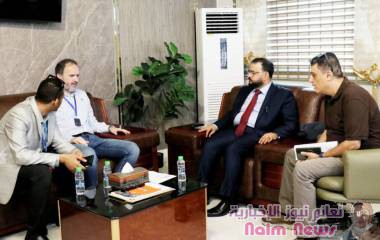 وزير الأشغال العامة يناقش مع مدير مشروع الربط الحيوي تنفيذ مشاريع الطرق في اليمن