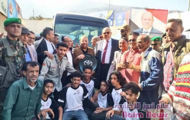 محافظ تعز يسلّم نادي الطليعة حافلة نقل مقدمة من مجلس القيادة الرئاسي