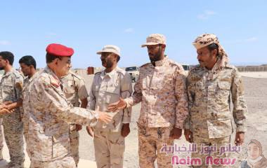لجنة عسكرية تزور محور باب المندب - خرز لمعايدة المقاتلين في جبهات القتال
