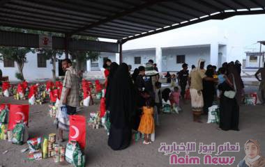 بدعم تركي توزيع 200 سلة غذائية لأسر الأطفال المصابين بسوء التغذية في لحج