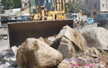 تعز.. حملة لإزالة مخلفات البناء من الارصفة والاكشاك والصناديق المستحدثة في مديرية القاهرة.