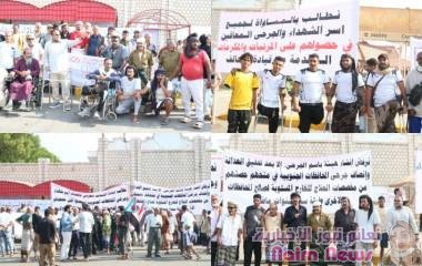 غضب الجرحى وأسر الشهداء يهز "المعاشيق": مئات المحتجين يطالبون بحقوقهم المنسية في عدن